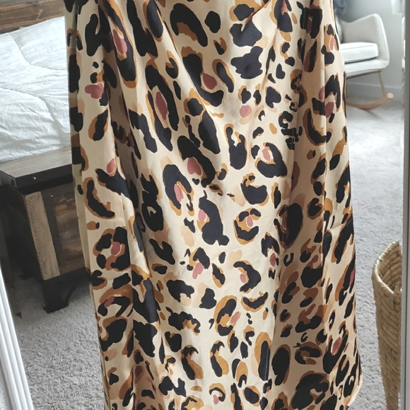 🆕 Silky Leopard print dress - Picture 5 of 13